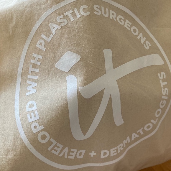 IT Cosmetics Tote Bag - Picture 3 of 3